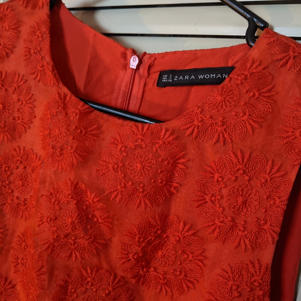 BEAUTIFULLY detailed scarlett knee-length dress